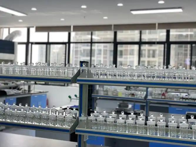 Apakah perbezaan antara semburan badan dan minyak wangi?